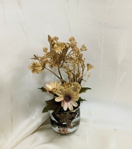Ev dekorasyonu. Altın seri ,Çiçek, Yapay çiçek tasarımı. İkebana stili