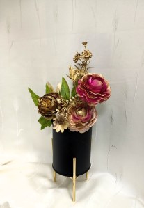 Ev dekorasyonu.İkebana stili yapay çiçek tasarımı.Bohem çiçek