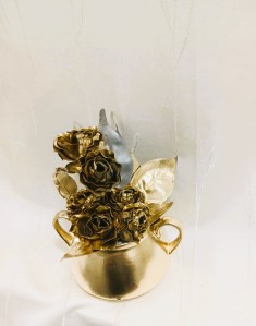 Ev dekorasyonu. Altın çiçek . Dekoratif çiçek